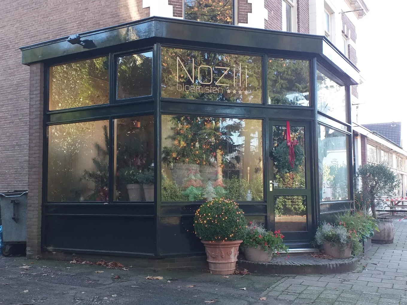 De winkel van Nozili Bloemisten in De Steeg.